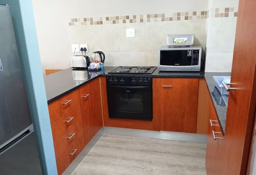 Отель First Group Brookes Hill Suites