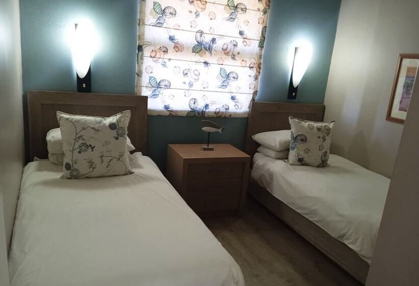 Отель First Group Brookes Hill Suites