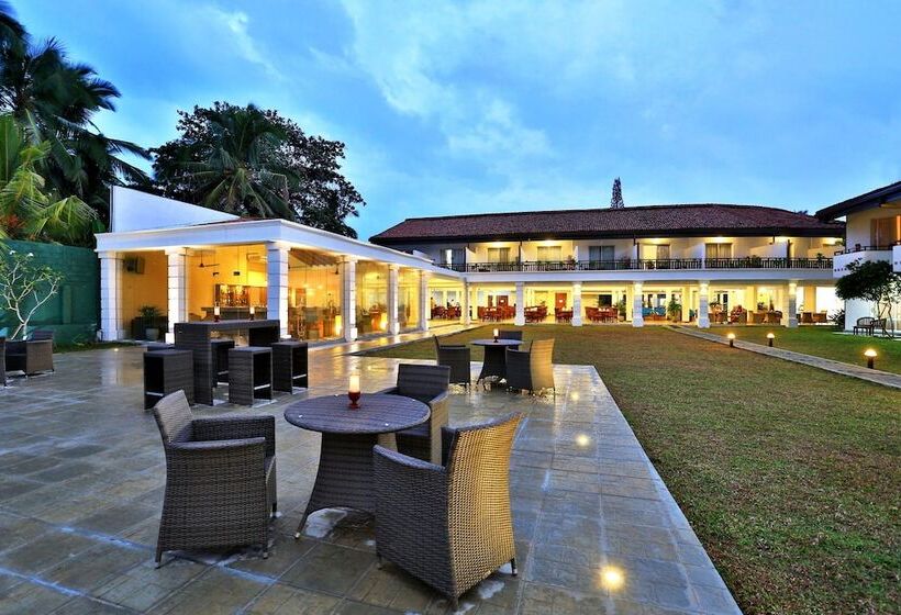 Hibiscus Beach Hotel & Villas