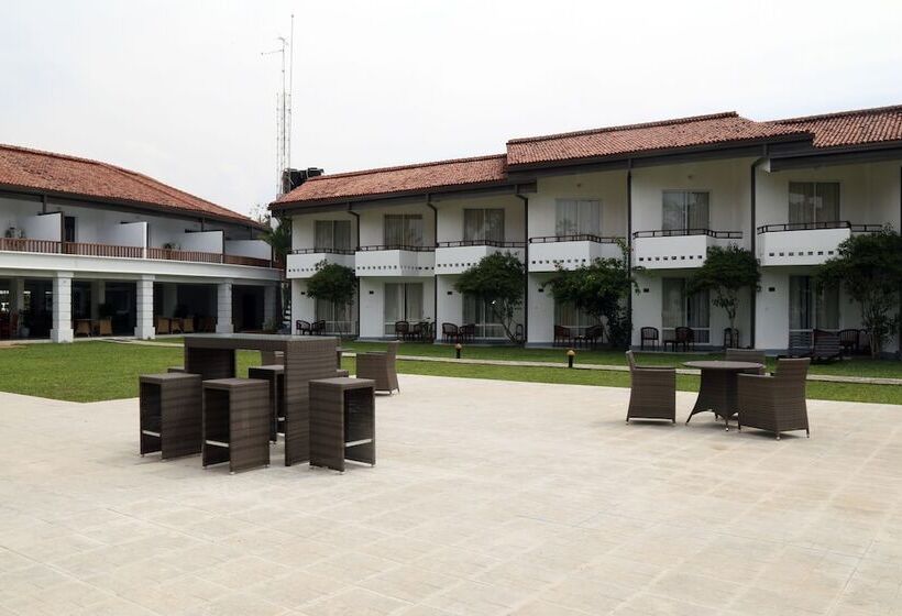 Hibiscus Beach Hotel & Villas