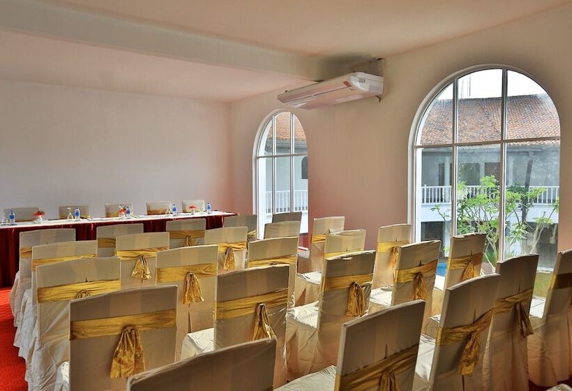 Hibiscus Beach Hotel & Villas