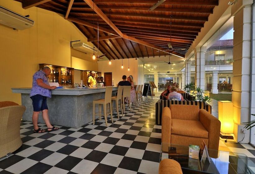 Hibiscus Beach Hotel & Villas