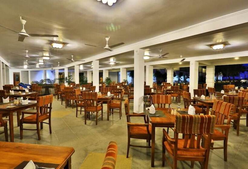 Hibiscus Beach Hotel & Villas