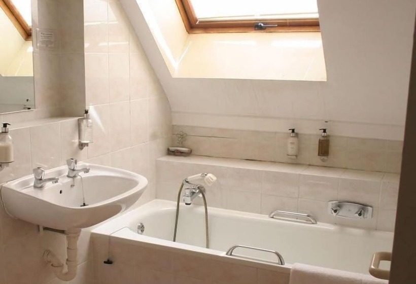 Отель Ikhaya Lodge