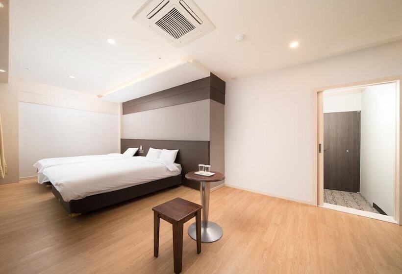 Отель Jeju Palace