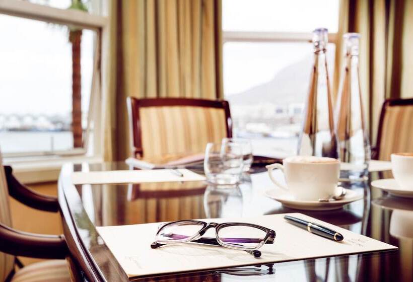 בית מלון כפרי The Table Bay