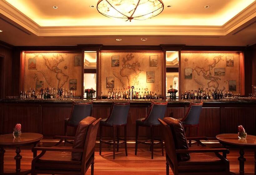 Отель The Table Bay