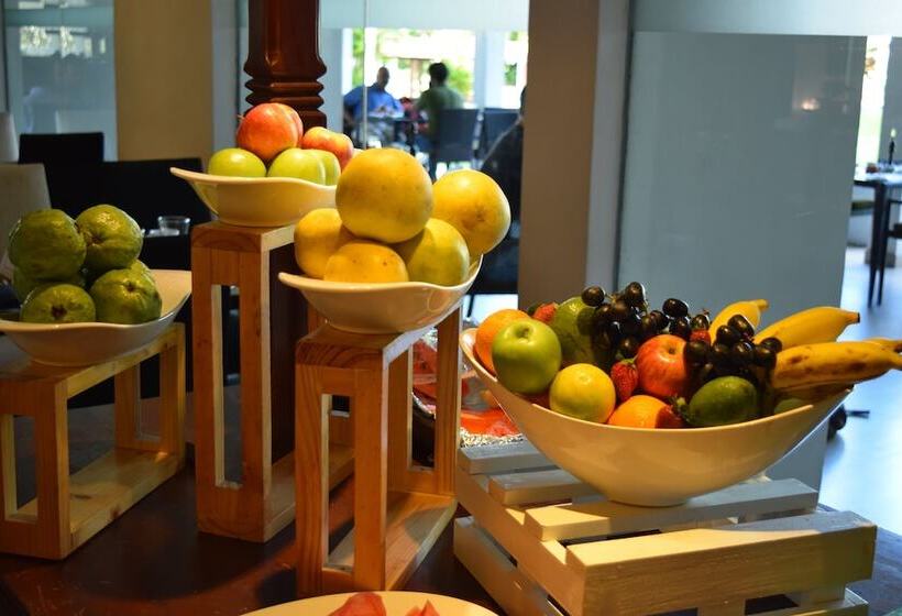 בית מלון כפרי Vivanta Colombo Airport Garden