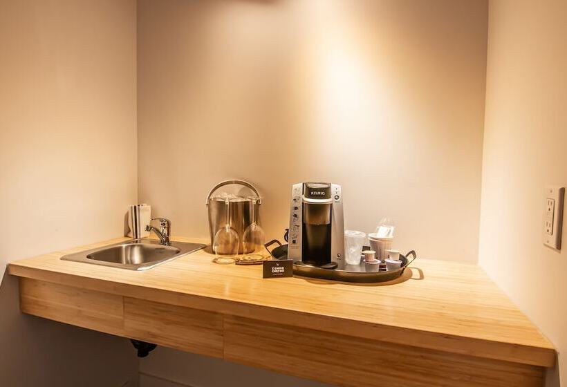 Отель Comme Chez Soi Restaurant & Auberge