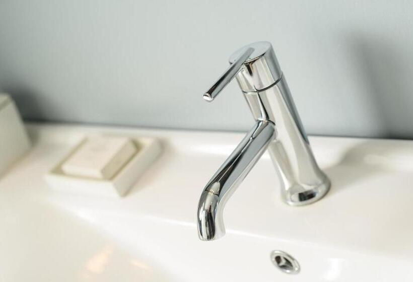 Marker 8 Hotel And Marina