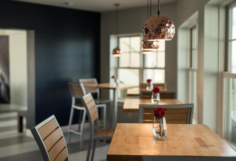 Marker 8 Hotel And Marina