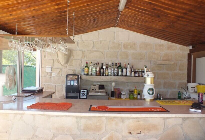 Petsas Apartments & Tavern