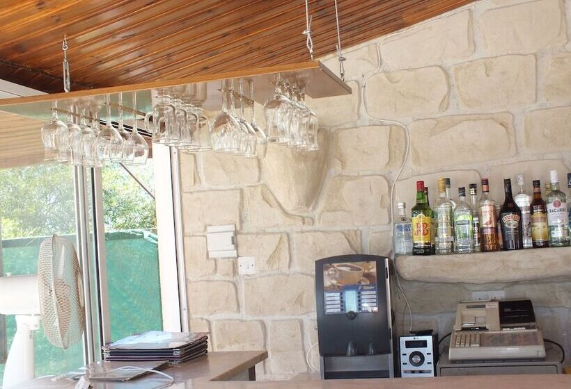 Petsas Apartments & Tavern