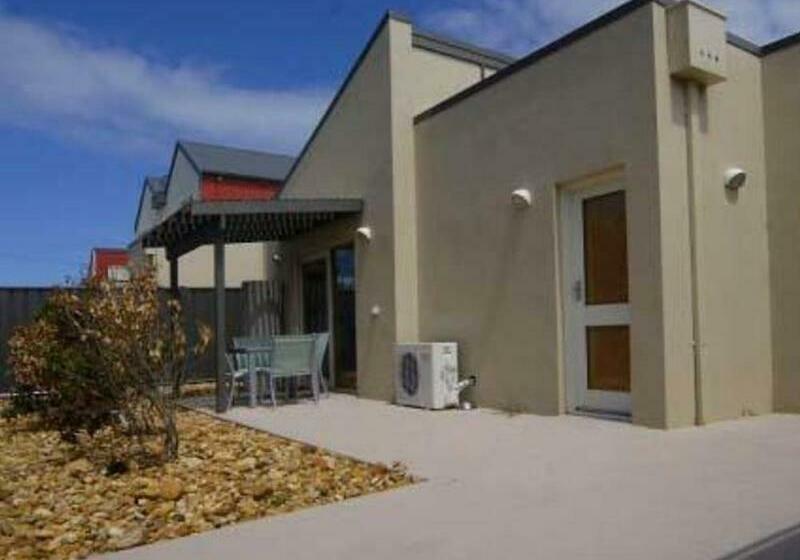 The Lakes Apartments