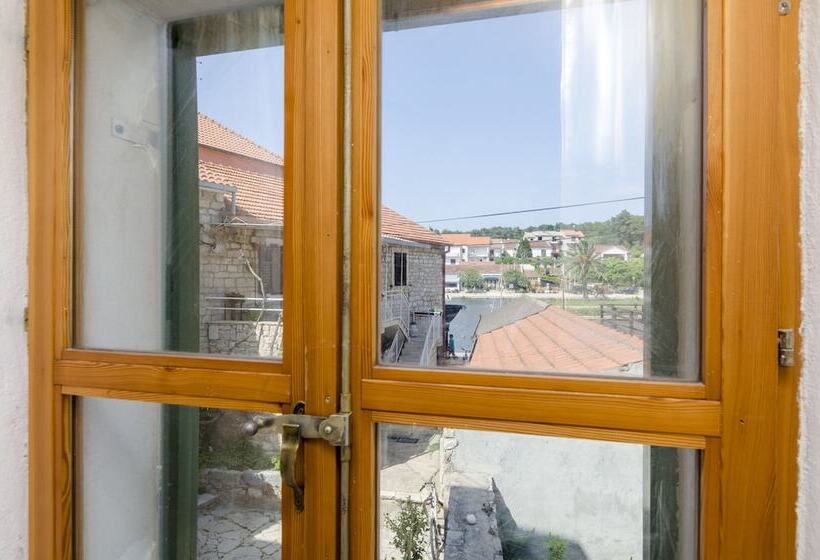 Apartments And Room Lucijo