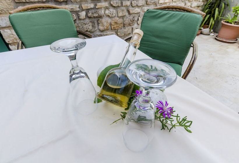 Apartments And Room Lucijo