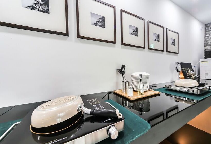 Browndot Hotel   Gold