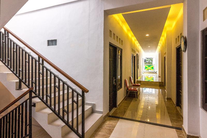 Отель Artomoro Family Guesthouse By Oyo Rooms