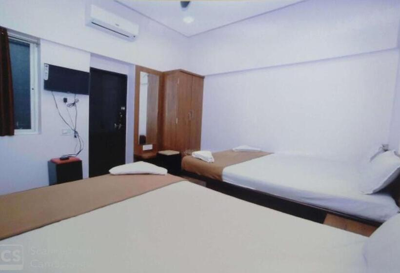 בית מלון כפרי Rajhuns Deluxe Lodging