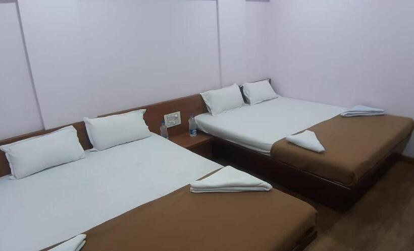 בית מלון כפרי Rajhuns Deluxe Lodging