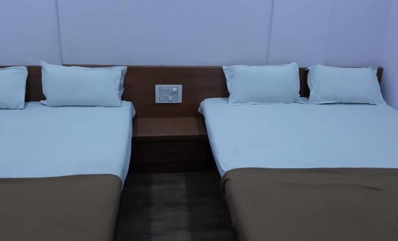 בית מלון כפרי Rajhuns Deluxe Lodging