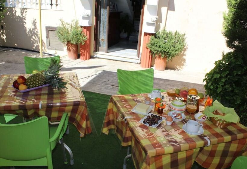 Пансион Georgia Old Town Apartments