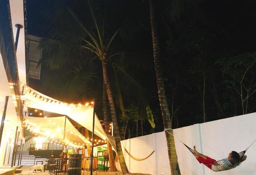 Pig Dive Hostel Moalboal