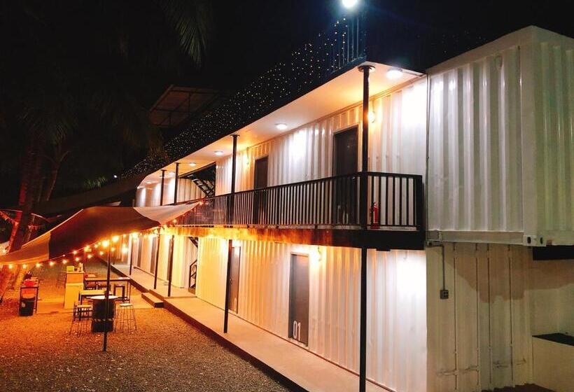 Pig Dive Hostel Moalboal