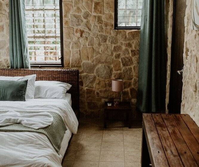 בית מלון כפרי Castillo Tambor Resort & Restaurant