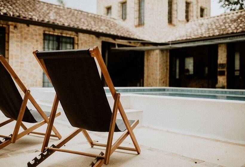 בית מלון כפרי Castillo Tambor Resort & Restaurant