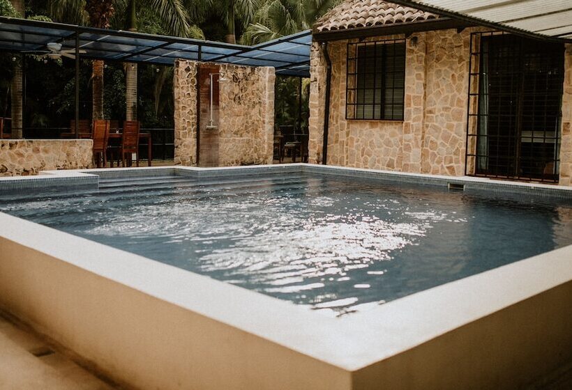 בית מלון כפרי Castillo Tambor Resort & Restaurant