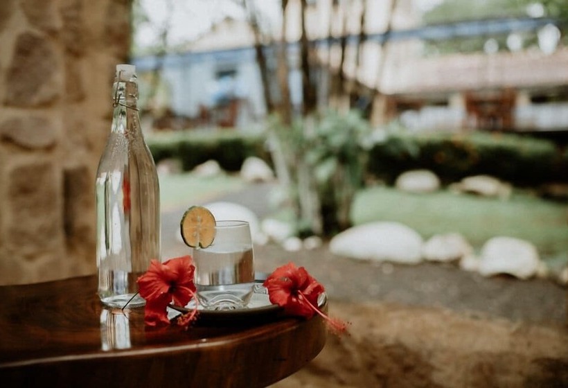 בית מלון כפרי Castillo Tambor Resort & Restaurant