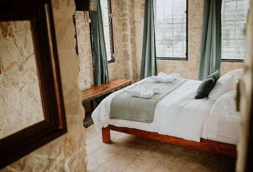 בית מלון כפרי Castillo Tambor Resort & Restaurant