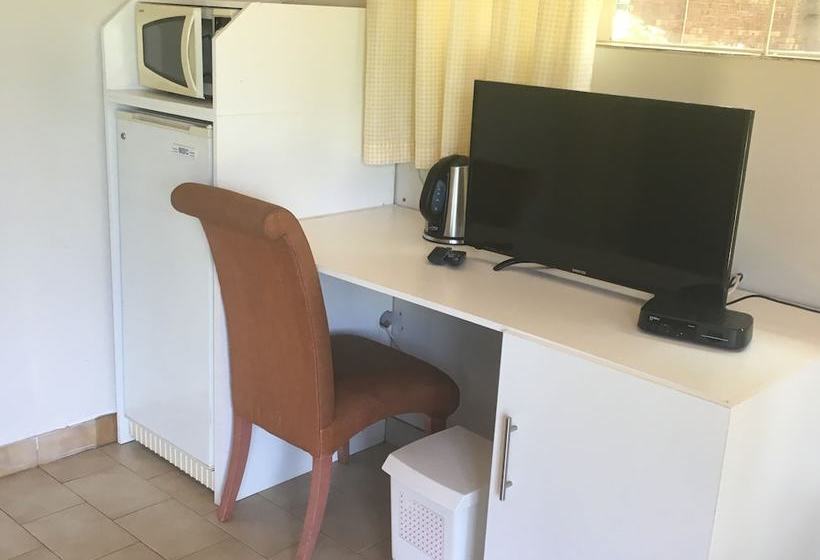 Отель At The Rocks Country Estate