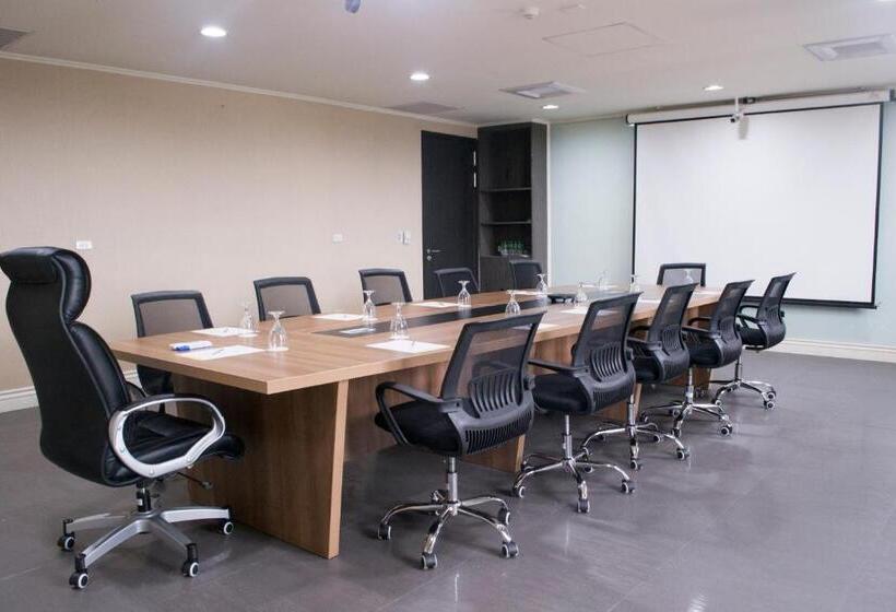 هتل Le Charmé Suites   Subic