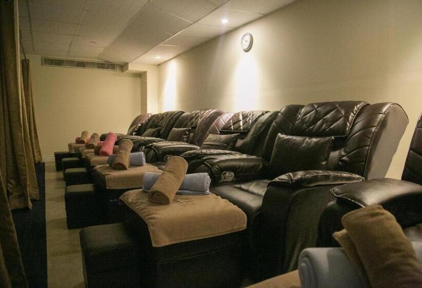 هتل Le Charmé Suites   Subic