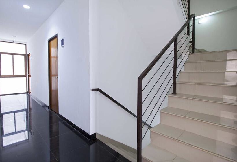 בית מלון כפרי Reddoorz Plus Near Plaza Indonesia