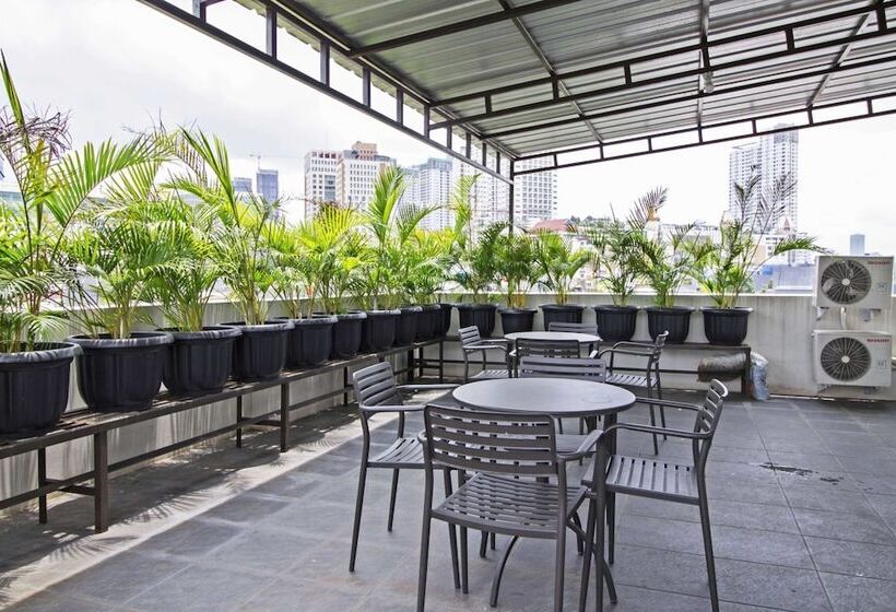 ホテル Reddoorz Plus Near Plaza Indonesia