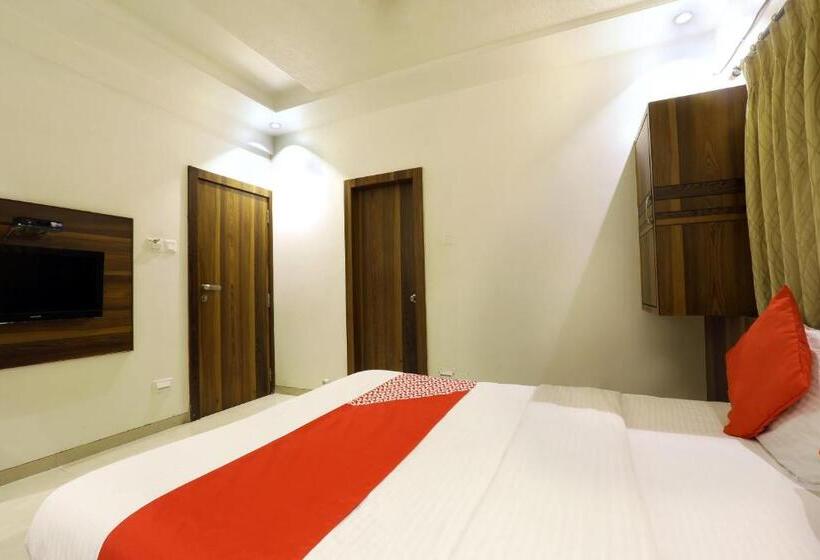 فندق Collection O Satyan Inn