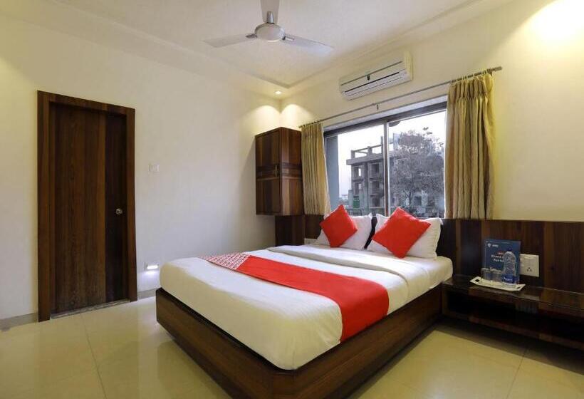 فندق Collection O Satyan Inn