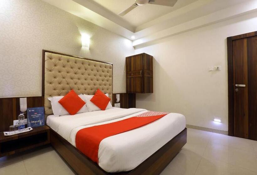 فندق Collection O Satyan Inn