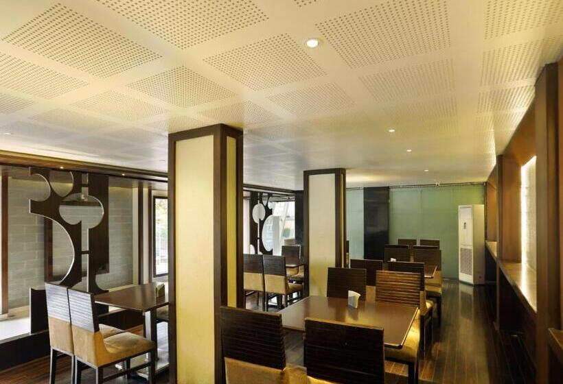 فندق Collection O Satyan Inn