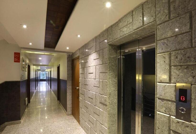 فندق Collection O Satyan Inn