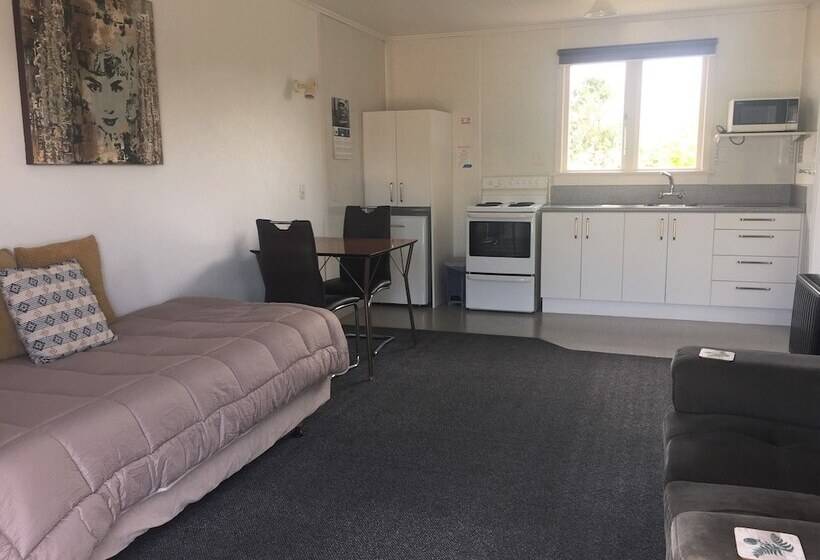 554 Moana Court Motel