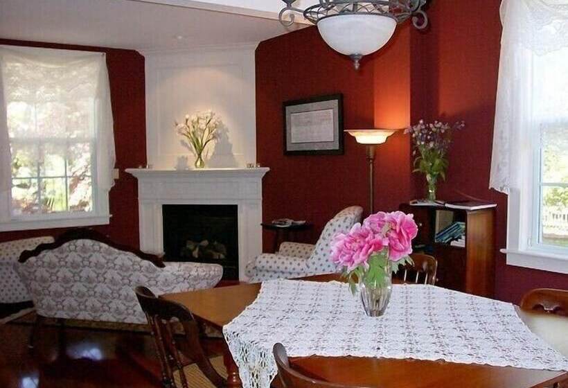 Antique Slumber Old Town Bed & Breakfast