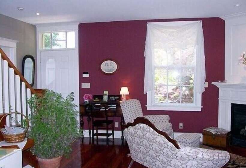 Antique Slumber Old Town Bed & Breakfast