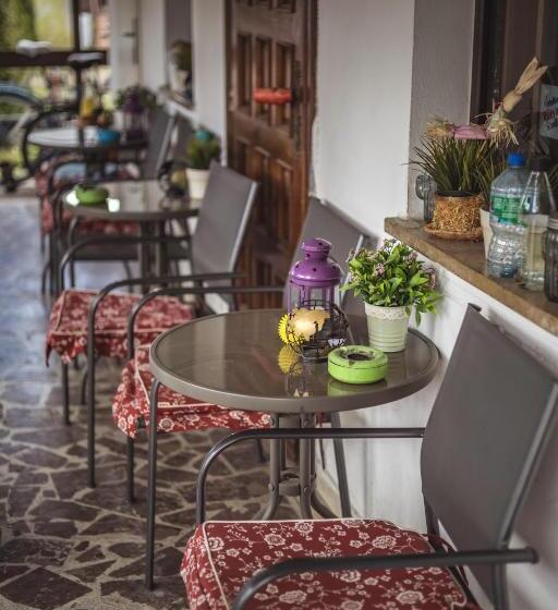 4 Couples & 4 Friends Hostel