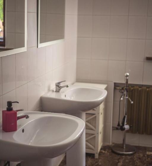 4 Couples & 4 Friends Hostel