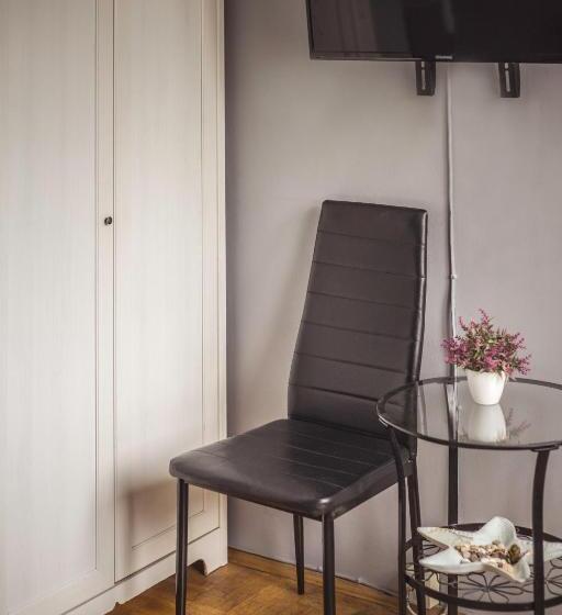 4 Couples & 4 Friends Hostel