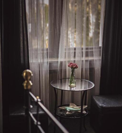 4 Couples & 4 Friends Hostel